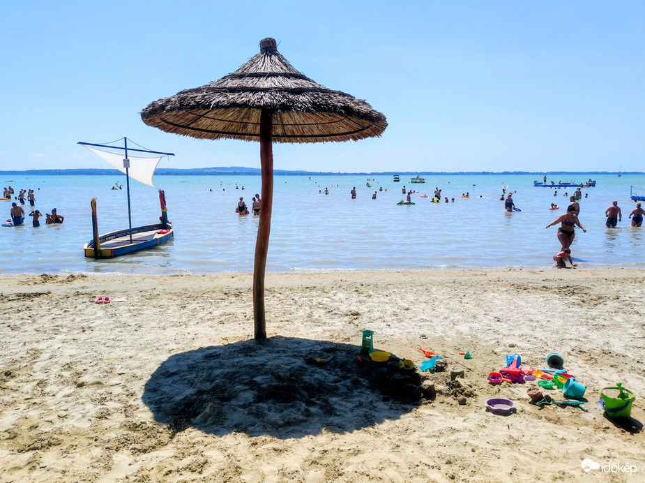 Egyre többen jönnek a strandra!