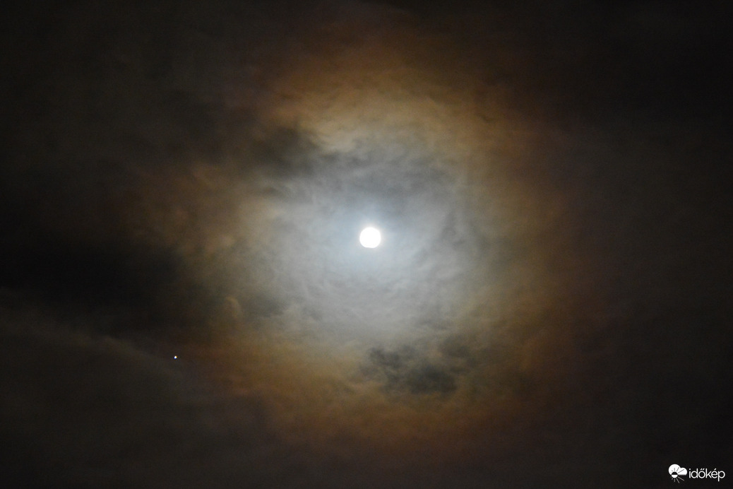 Jupiter, részlegesen fogyó hold és koszorú 10.28.