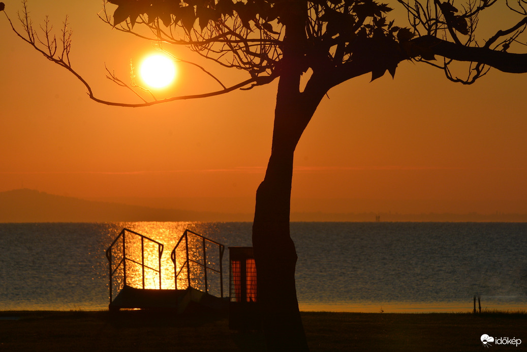 Fagyos, ködös napkelte Balatongyörökön 10.04.