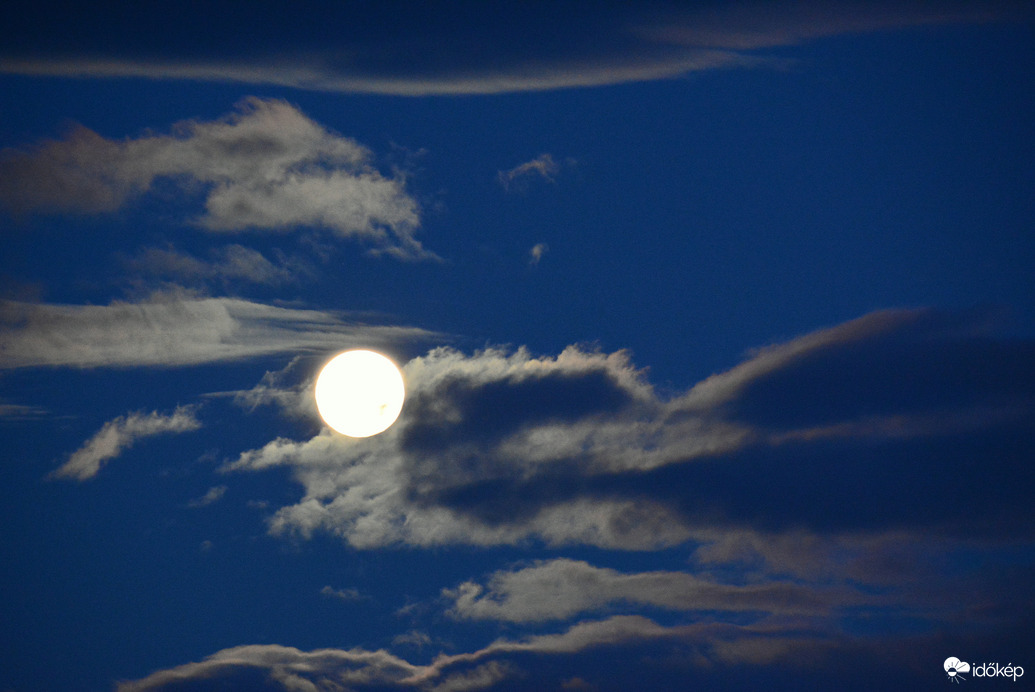 Hajnali holdnyugta 10.07.