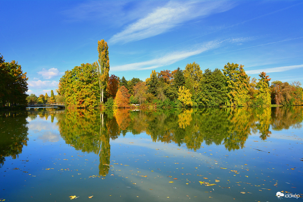 Fátyolfelhős, színesedő októberi ősz Szombathelyen 10.14.