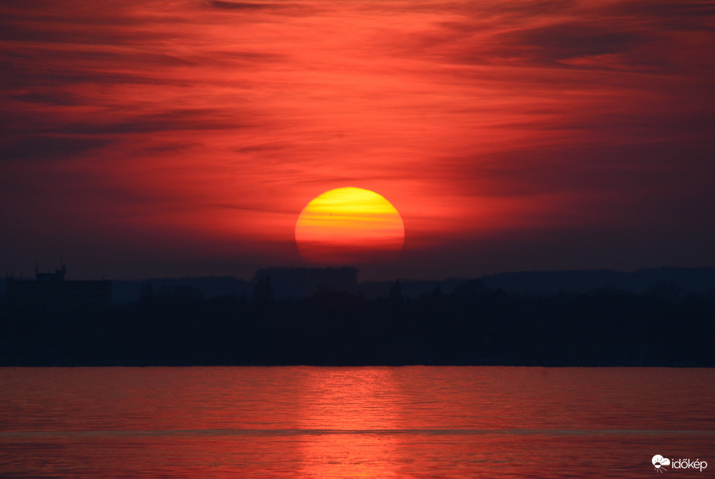 Márciusi naplemente a Balatonon