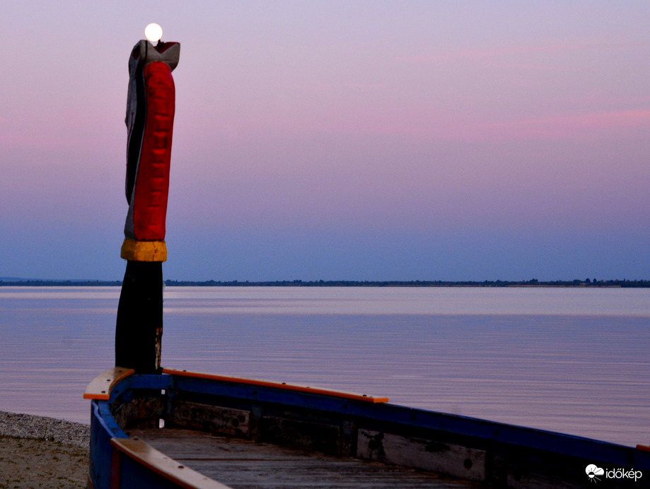 Telihold a Balaton felett
