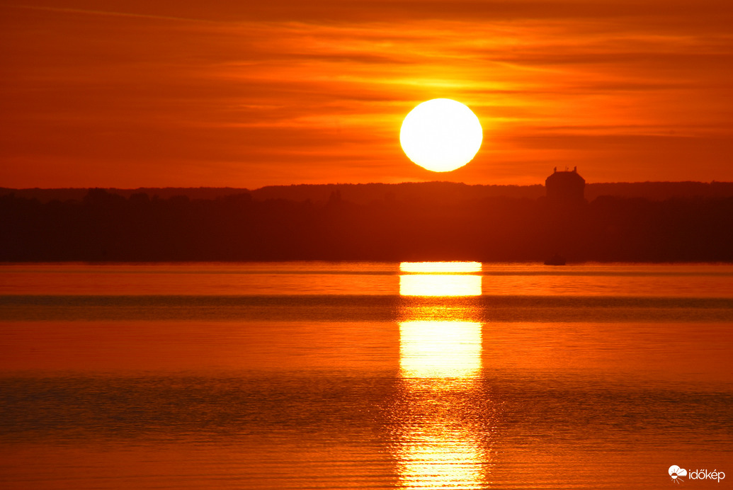 Októberi naplemente a Balatonon