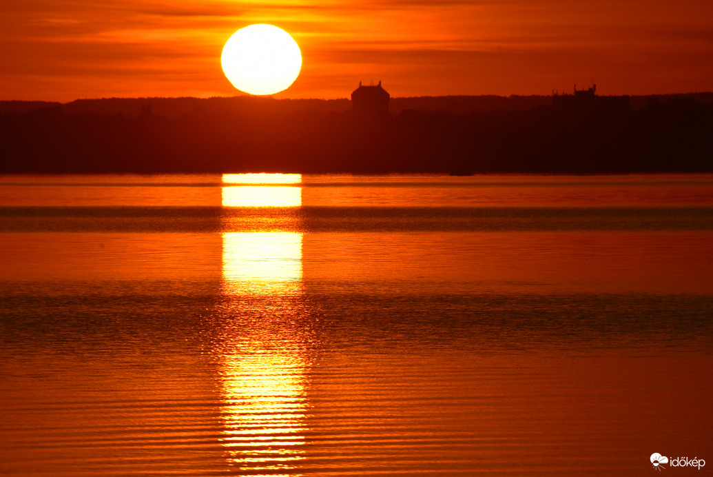 Októberi naplemente a Balatonon
