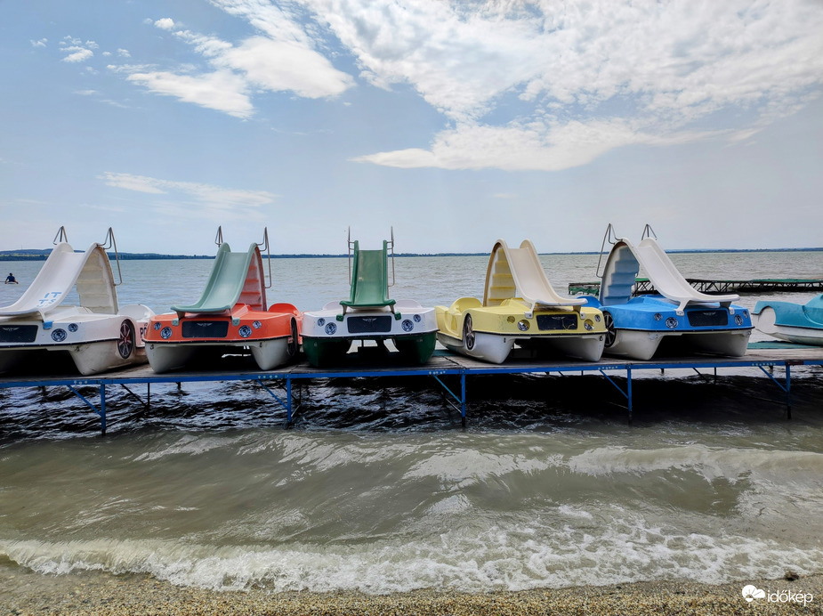 Ma hullámzik a Balaton, de így is nagyon kellemes a víz!