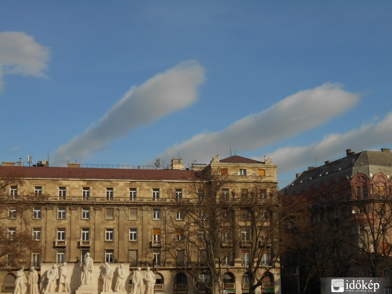 Ma délelőtti érdekesség a Kossuth térről fotózva...