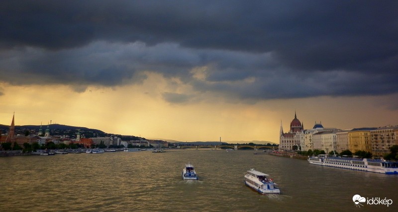 Zivataros panoráma Budapestről