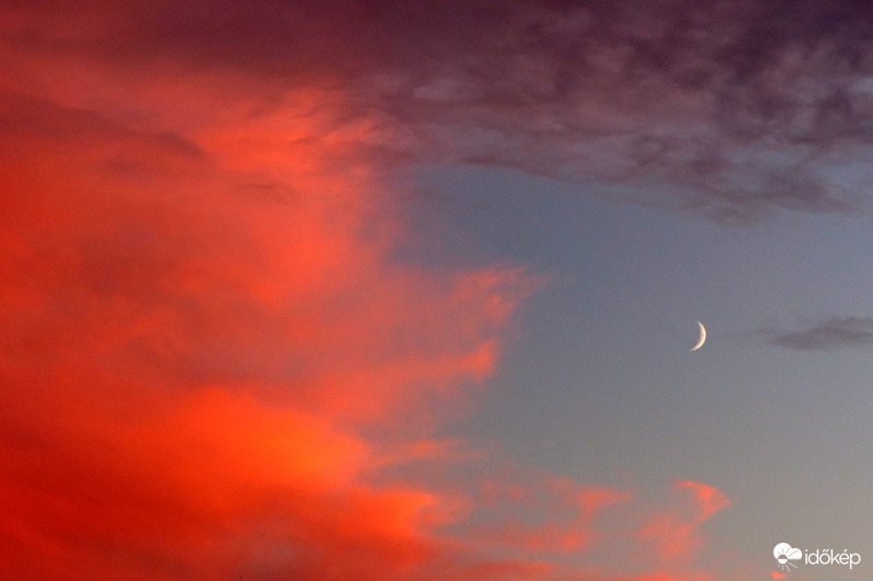 Kócos és lángoló. Na meg a Hold...