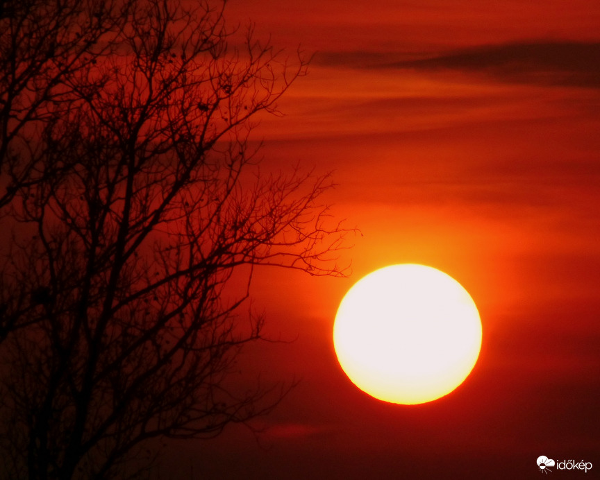 Napunk, még teljes pompában...