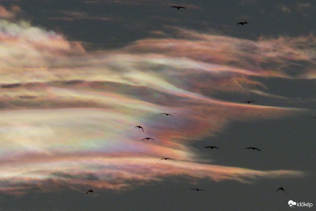 Irizáló felhők között