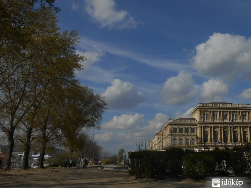 Délutáni cirrusok és felhők Budapesten...