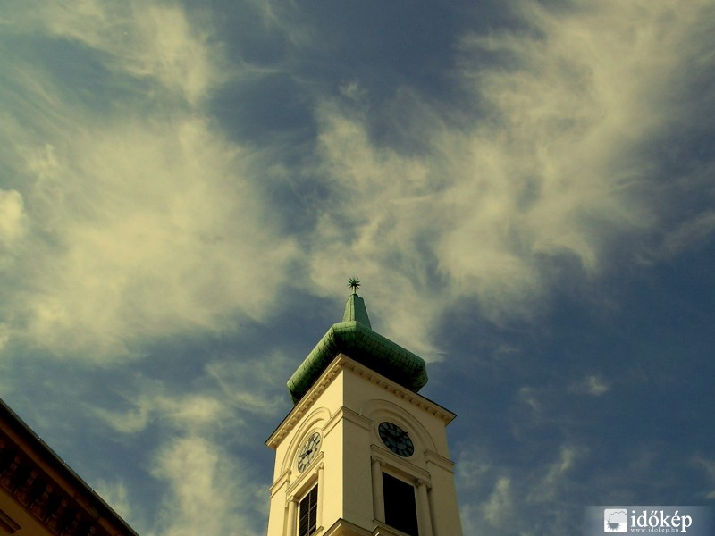 Cirrusok a templom felett...