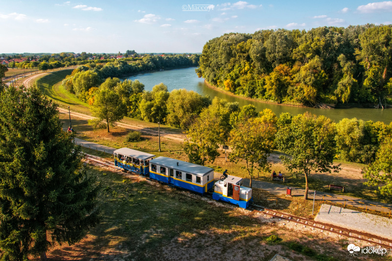 Nagy kanyar, kisvasúttal. 