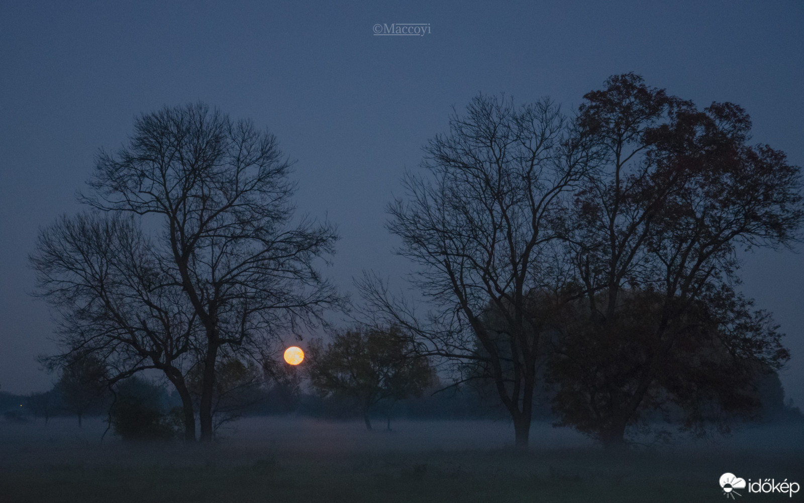 Október utolsó holdkeltéje. 