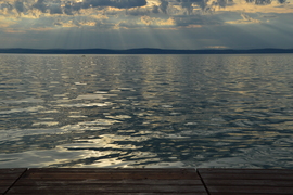 Balatonra néző felhők tánca