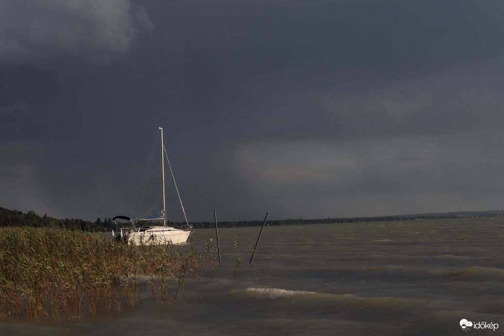 Viharos este a Balatonnál