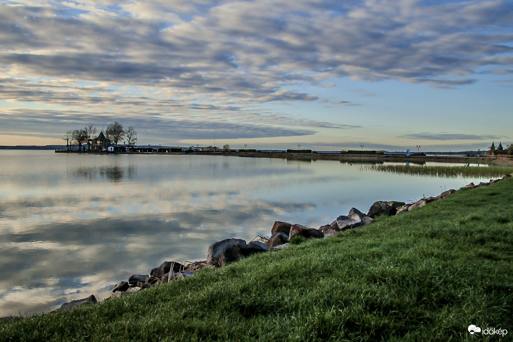 Kék az ég és zöld a fű