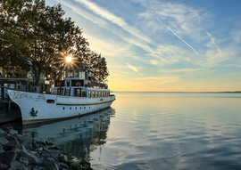 Napfürdőzők a Balaton egyik legidősebb “hölgye”