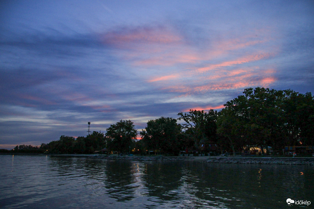 Szakadozó szív az égen