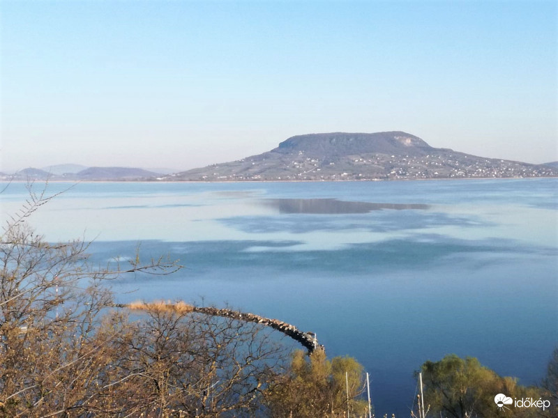 Fonyódon ma reggel érdekes foltok voltak a vizen