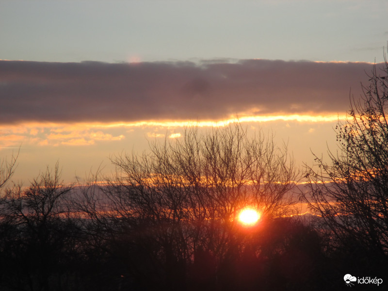 "S az esti nap mikor lenyugszik