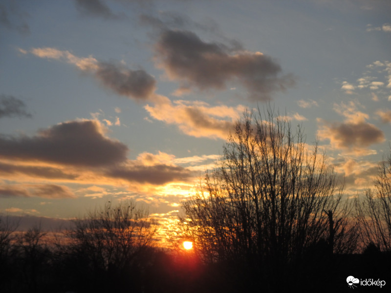 Újra színes napnyugtánk volt