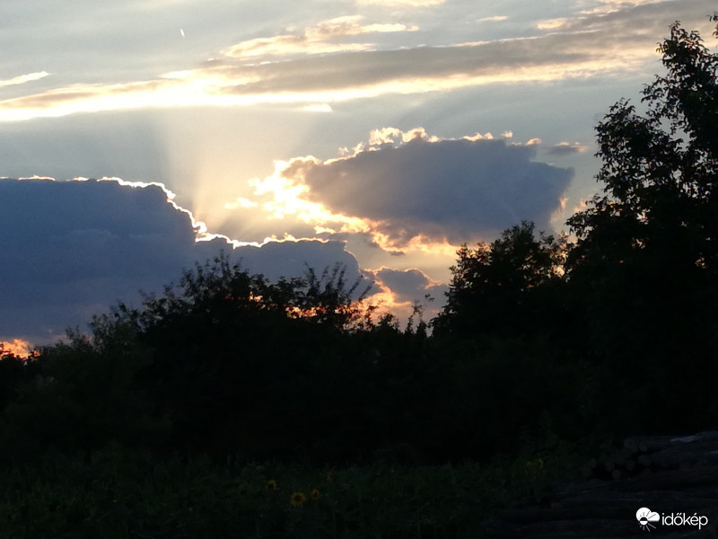 Sugárzó nyári napnyugta volt