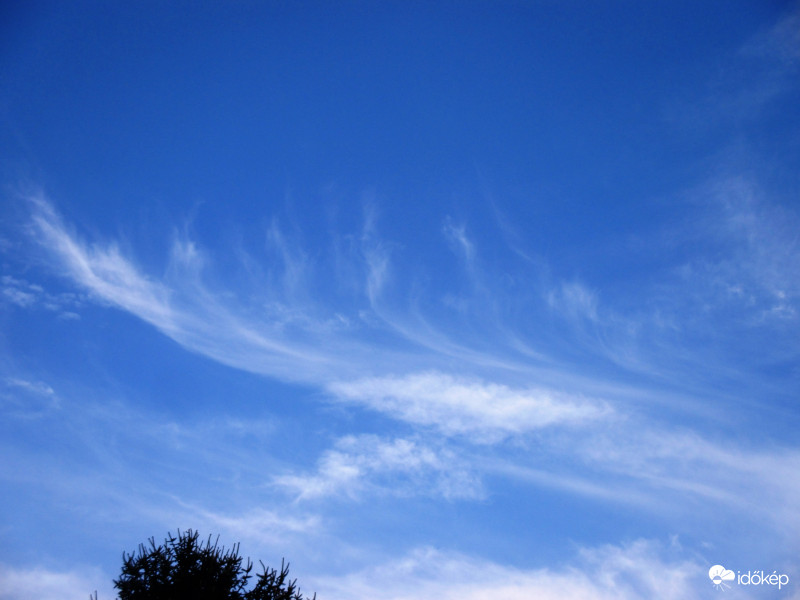 Gyengén felhős ma délután