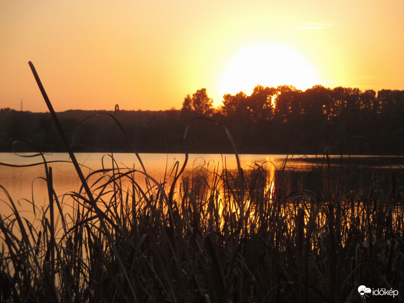 Tóparton a napnyugta felhők nélkül is szép