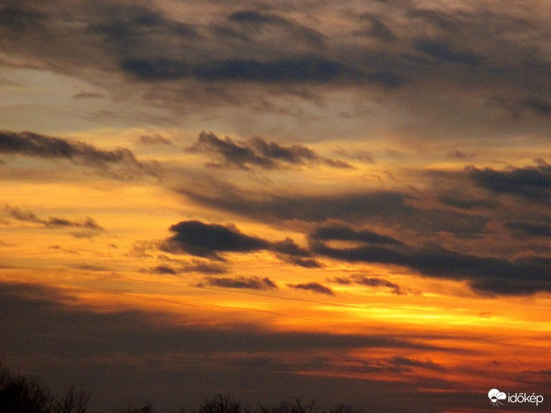 Ma csak sötét felhőkbebút a nap