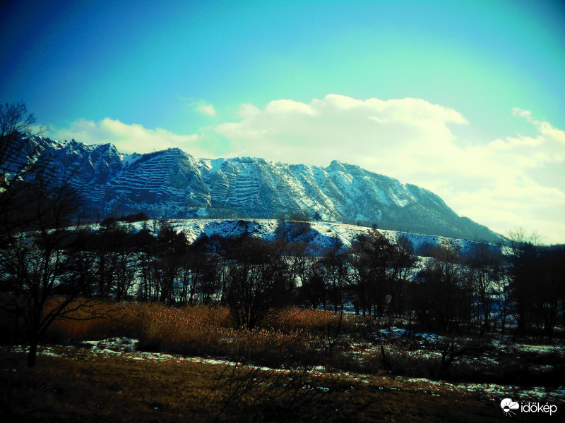 Távolban a havas Bél-kő