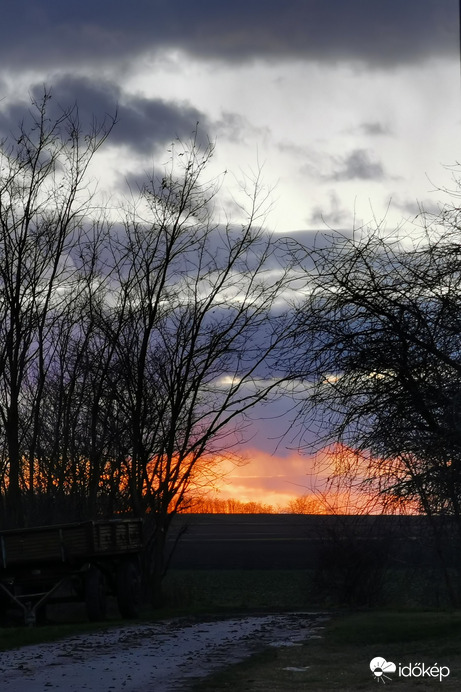 Szélviharos naplemente