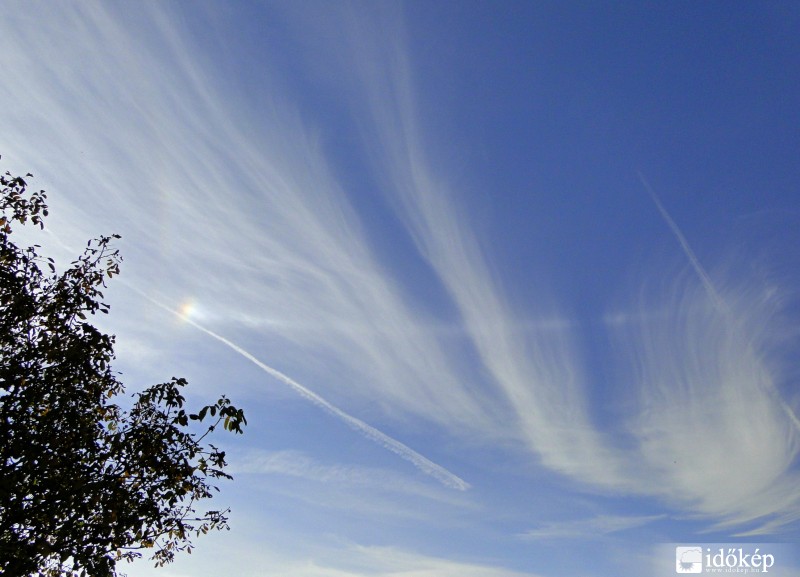 Melléknapos cirruscsoda Bátya