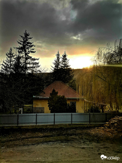 Naplemente szálingozó hóval