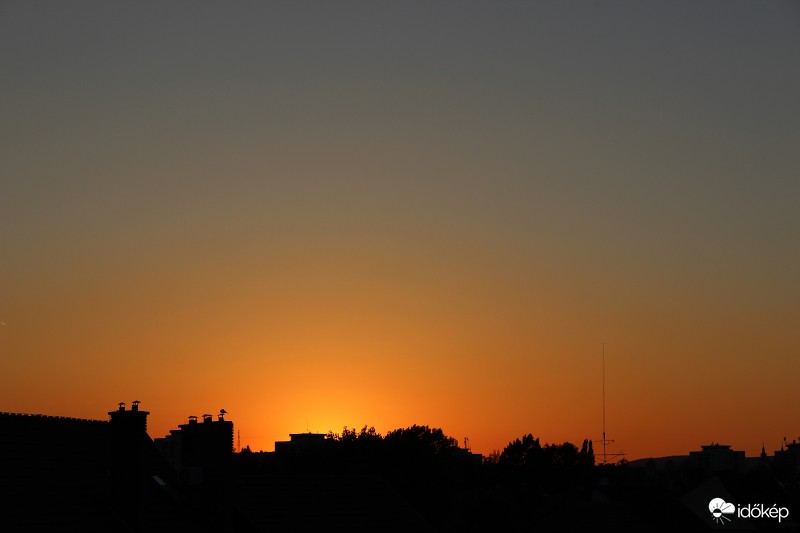 Felhőtlen naplemente