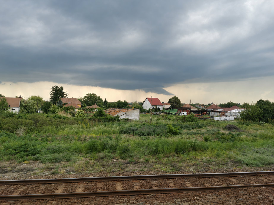 Vihar a távolban