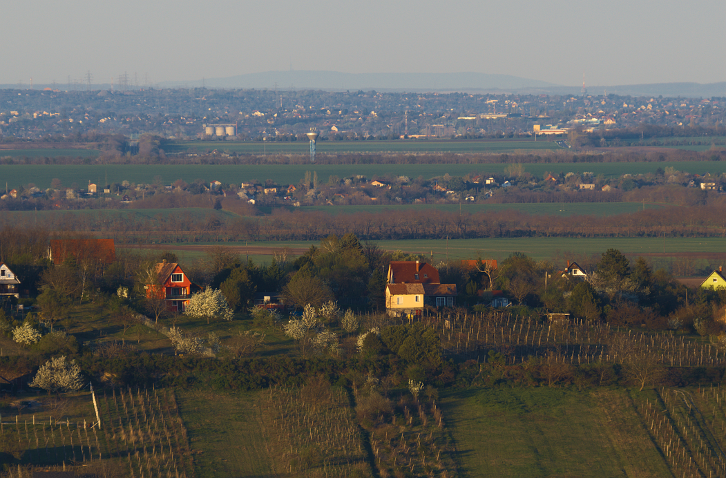 A Velencei-hegységből fotózva a Kékes