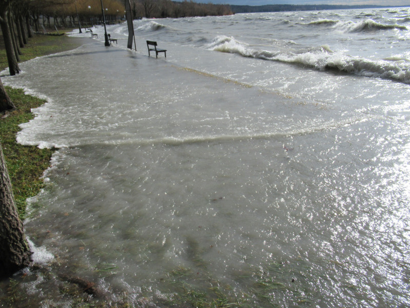 Haragos hullámok a Balatonon