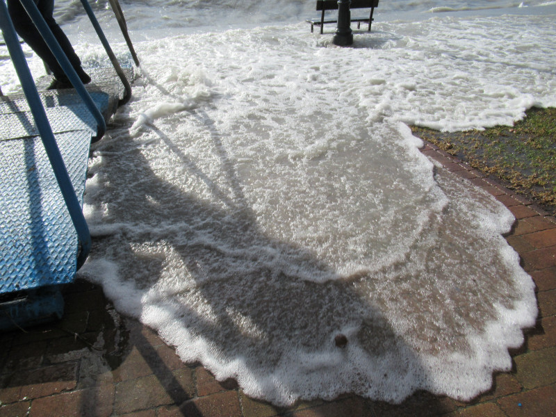 Haragos hullámok a Balatonon