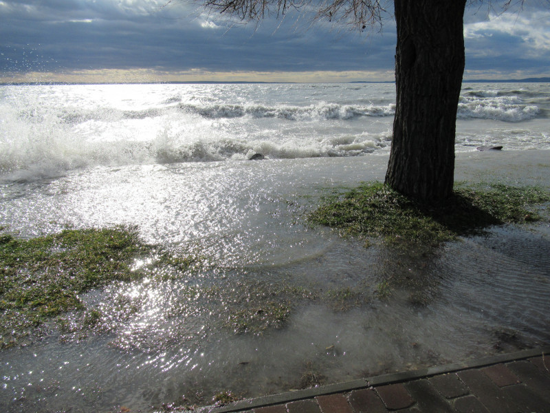 Haragos hullámok a Balatonon