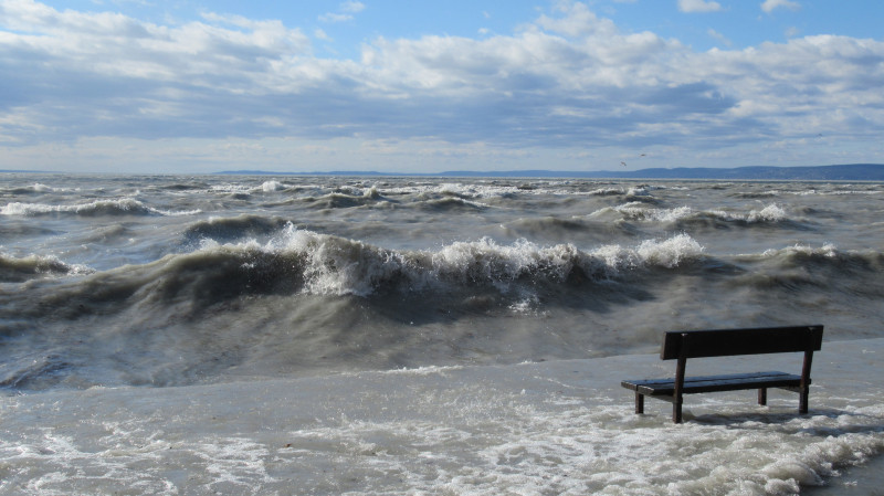 Haragos hullámok a Balatonon