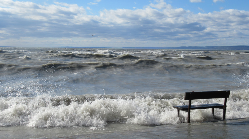 Haragos hullámok a Balatonon