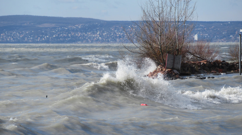 Haragos hullámok a Balatonon