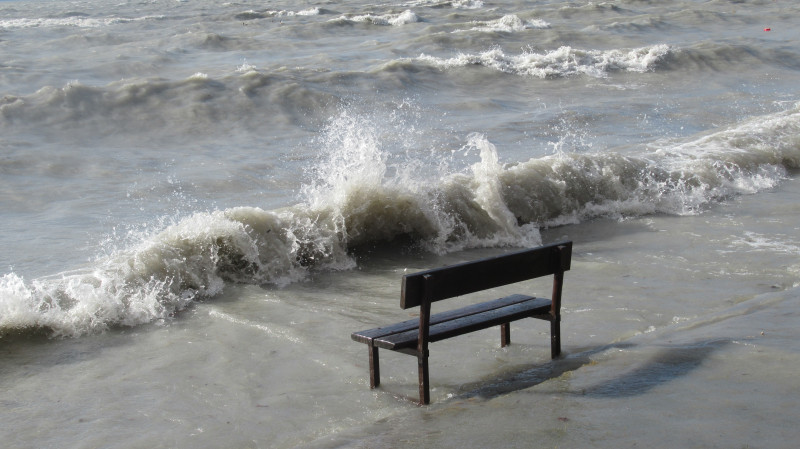 Haragos hullámok a Balatonon