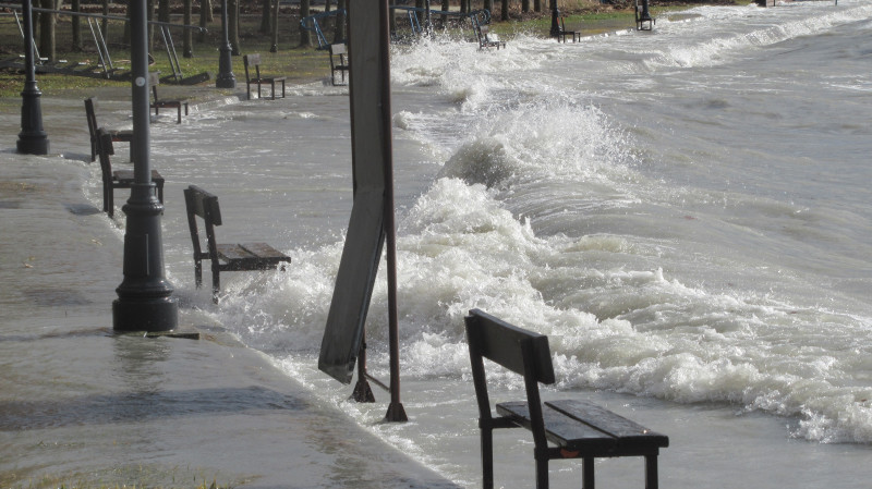 Haragos hullámok a Balatonon