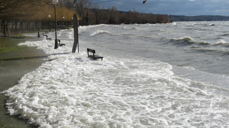Haragos hullámok a Balatonon