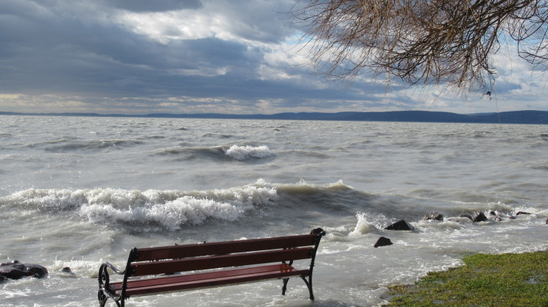 Haragos hullámok a Balatonon