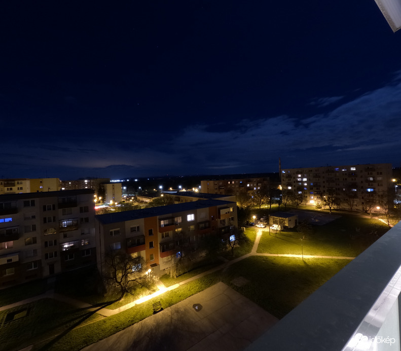 Városi éjjeli égkép a bolondok napjára 2023 4. 1.