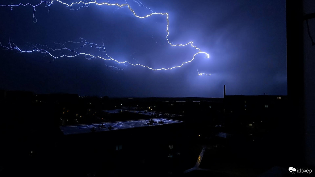 Gyenge zivatarlánc elvonulásakor látványosságok